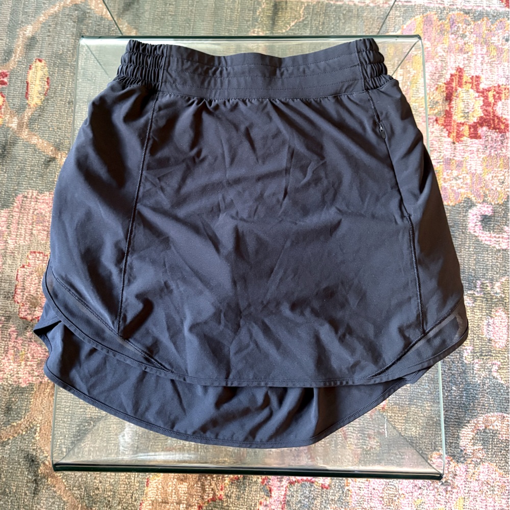 Lululemon skirt size 6 in color black